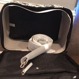 kate spade Bags - Kate Spade Ridge Street Scottie train bag (floral) kate spade Bags - Kate Spade Ridge Street Scottie train bag (floral)